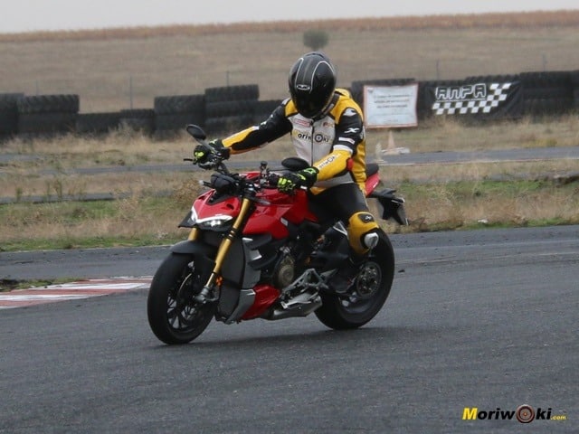 Interior con la Ducati Streetfighter V4 S Interior con la Ducati Streetfighter V4 S