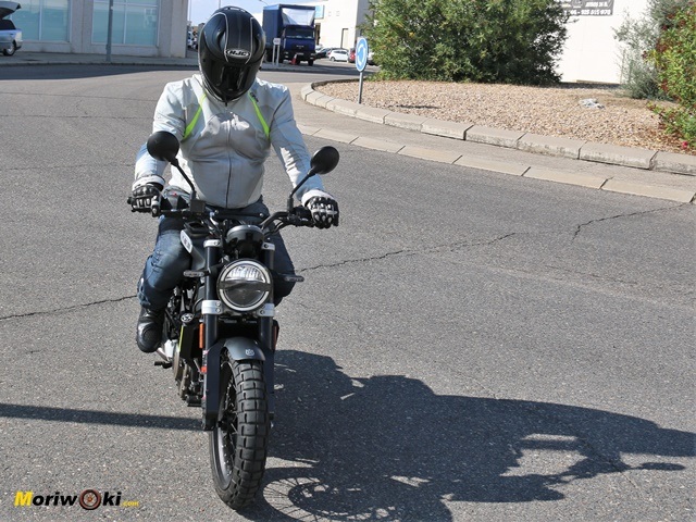  La Husqvarna Svartpilen 401 de frente