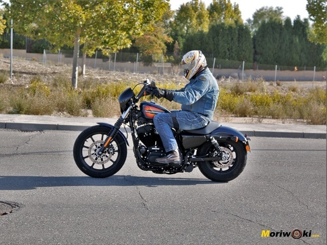 La postura de la Harley Davidson Iron 1200 La postura de la Harley Davidson Iron 1200