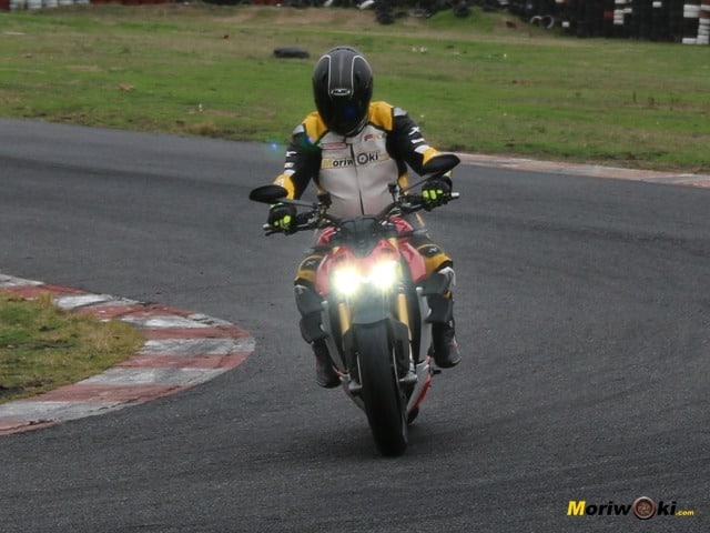 Llegando con la Ducati Streetfighter V4 S Llegando con la Ducati Streetfighter V4 S
