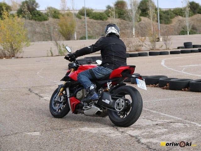 Saliendo de curva con la Ducati Streetfighter V4 S Saliendo de curva con la Ducati Streetfighter V4 S