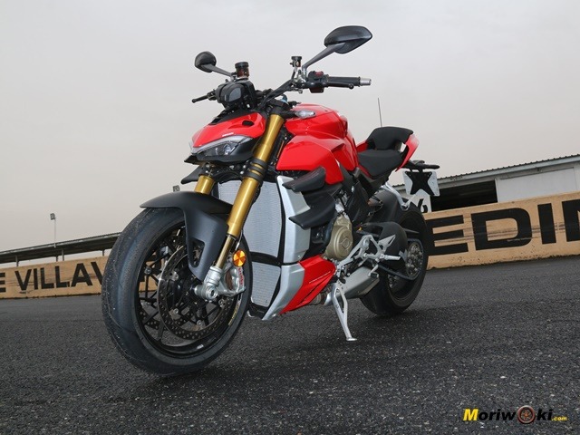 Tres cuartos de la Ducati Streetfighter V4 S. Tres cuartos de la Ducati Streetfighter V4 S.