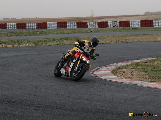 Tumbada con la Ducati Streetfighter V4 S. Tumbada con la Ducati Streetfighter V4 S.
