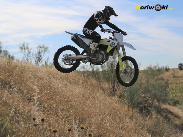 Bajando en el aire con la Husqvarna FC 450 Bajando en el aire con la Husqvarna FC 450