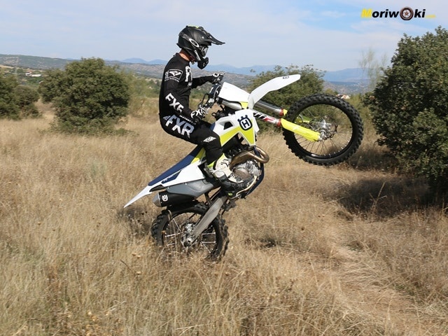 Caballito con la Husqvarna FC 450. Caballito con la Husqvarna FC 450.