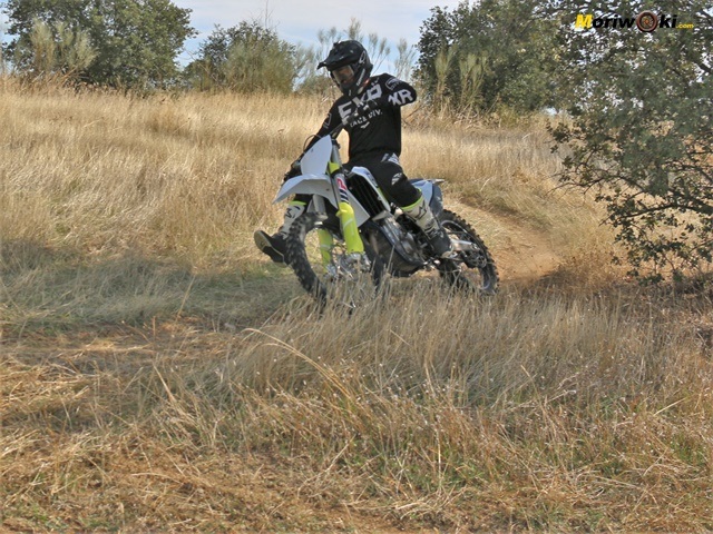 Curva a derechas con la Husqvarna FC 450. Curva a derechas con la Husqvarna FC 450.