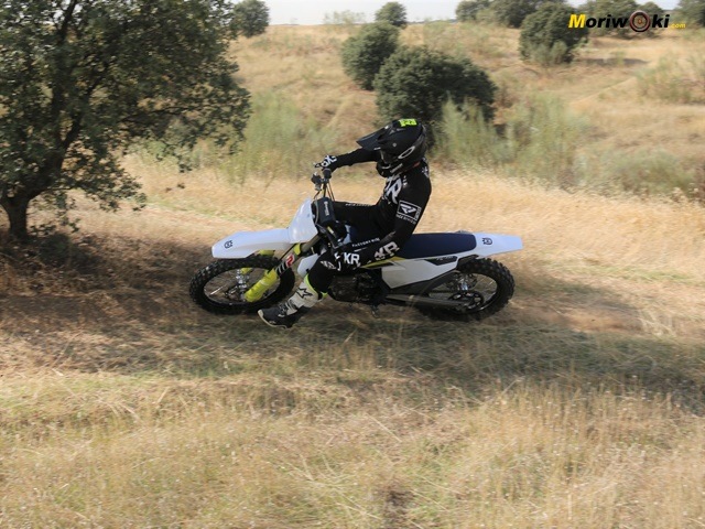 Curva a izquierdas con la con la Husqvarna FC 450. Curva a izquierdas con la con la Husqvarna FC 450.