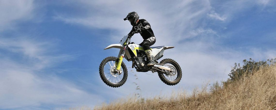Husqvarna FC 450 suspendida en el aire.