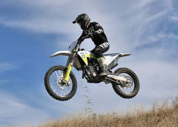 Husqvarna FC 450 suspendida en el aire.