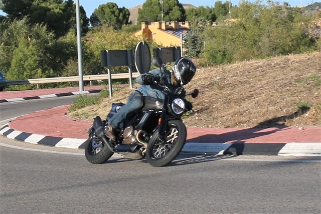 Husqvarna Svartpilen 701. Girando Husqvarna Svartpilen 701. Girando