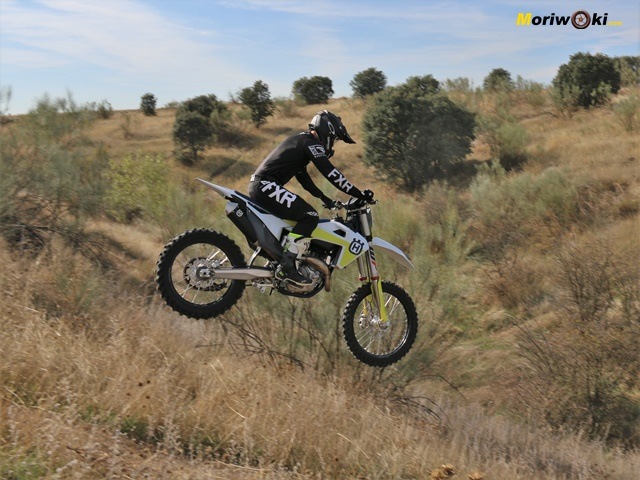 La Husqvarna FC 450 suspendida en el vacío. La Husqvarna FC 450 suspendida en el vacío.
