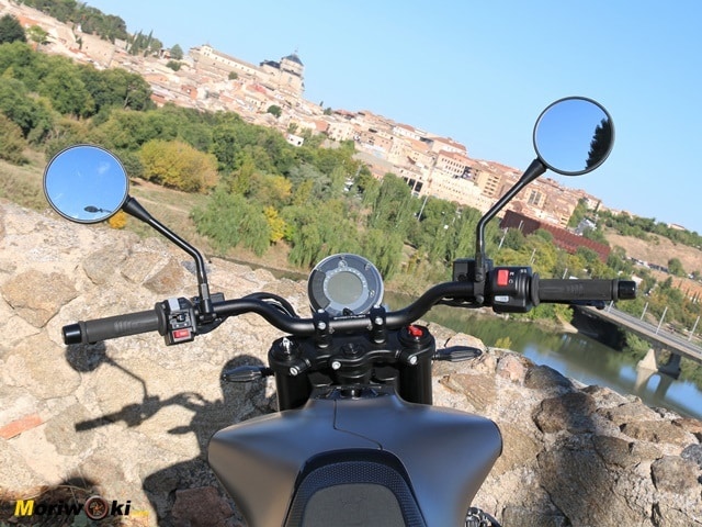 Posicion de la Husqvarna Svartpilen 701. Posicion de la Husqvarna Svartpilen 701.