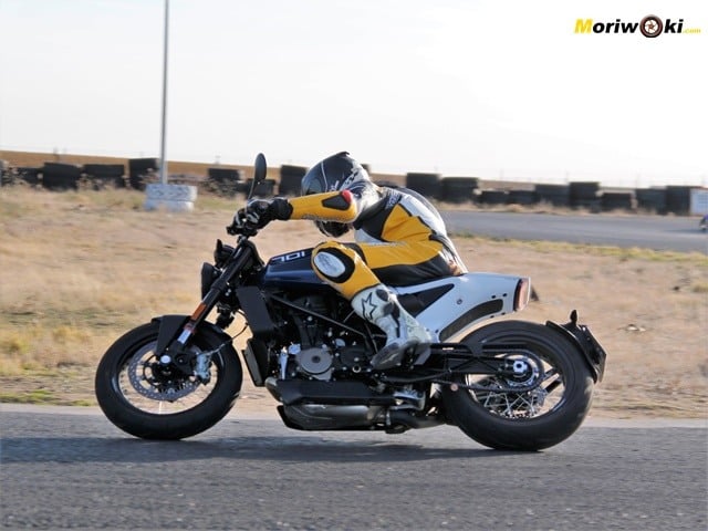 La Husqvarna Svartpilen 701 en pleno apoyo.