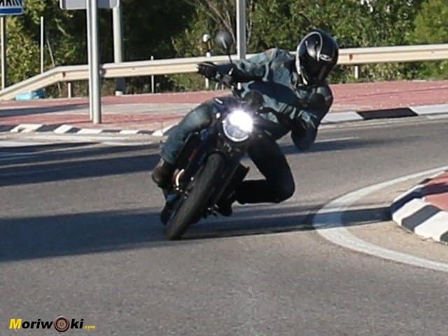Prueba de la Husqvarna Svartpilen 701. Tumbando Prueba de la Husqvarna Svartpilen 701. Tumbando