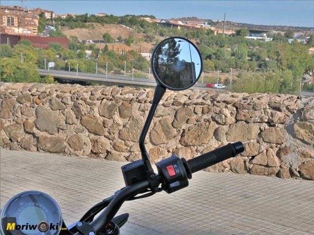 Retrovisor de la Husqvarna Svartpilen 701. Retrovisor de la Husqvarna Svartpilen 701.