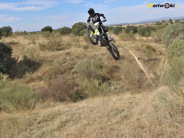 Salto en catapulta con la con la Husqvarna FC 450. Salto en catapulta con la con la Husqvarna FC 450.