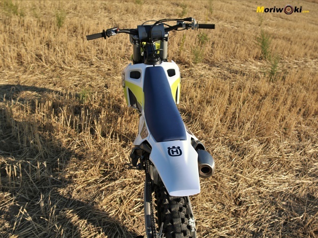 Silueta de la con la Husqvarna FC 450. Silueta de la con la Husqvarna FC 450.