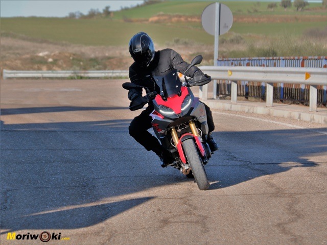 Prueba BMW F900XR Girando derecha Prueba BMW F900XR Girando derecha