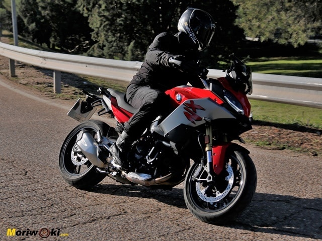 Prueba BMW F900XR inclinando Prueba BMW F900XR inclinando