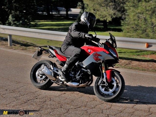 Prueba BMW F900XR Paso por curva Prueba BMW F900XR Paso por curva