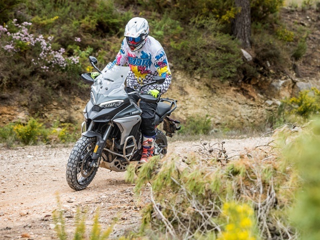 Prueba Ducati Multistrada V4. Perfil off road. Saliendo de curva Prueba Ducati Multistrada V4. Perfil off road. Saliendo de curva