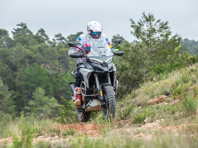 Prueba Ducati Multistrada V4. Perfil off road. Salto Prueba Ducati Multistrada V4. Perfil off road. Salto