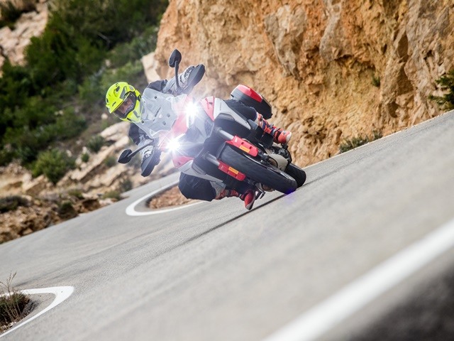 Prueba Ducati Multistrada V4. Perfil off road. Tumbada dcha. Prueba Ducati Multistrada V4. Perfil off road. Tumbada dcha.