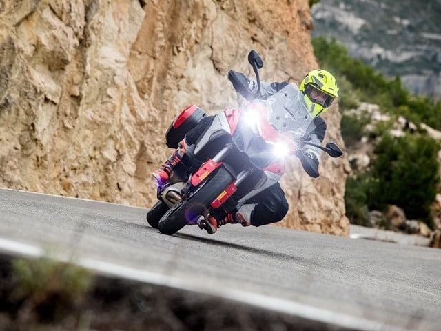 Prueba Ducati Multistrada V4. Perfil off road. Tumbada izda Prueba Ducati Multistrada V4. Perfil off road. Tumbada izda