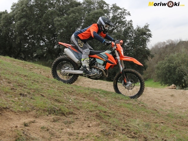 Prueba KTM EXC 250 F posición de bajada. Prueba KTM EXC 250 F posición de bajada.