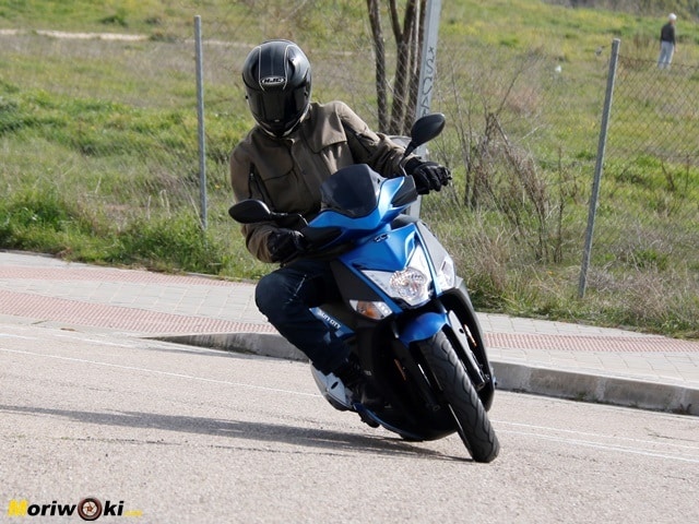 Prueba Kymco Agility City 125 tumbada. Prueba Kymco Agility City 125 tumbada.
