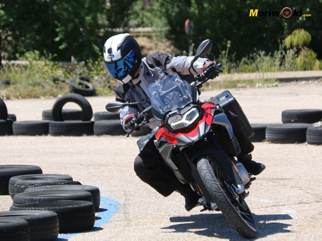 BMW F850GS. Prueba en tierra. Giro derecha BMW F850GS. Prueba en tierra. Giro derecha