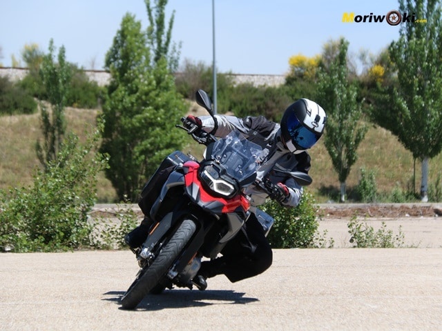 BMW F850GS. Prueba en tierra. Giro izquierda BMW F850GS. Prueba en tierra. Giro izquierda
