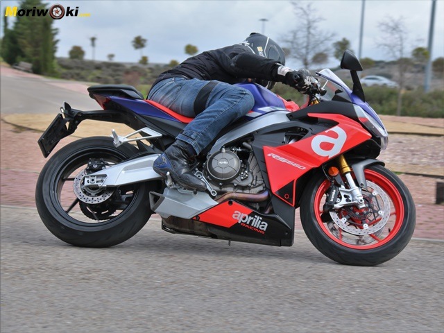 Prueba Aprilia RS 660 paso por curva. Prueba Aprilia RS 660 paso por curva.