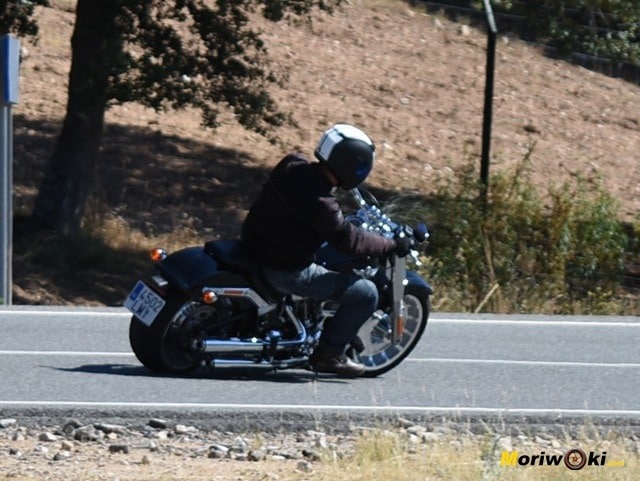 Prueba Harley Fat Boy en curva Prueba Harley Fat Boy en curva