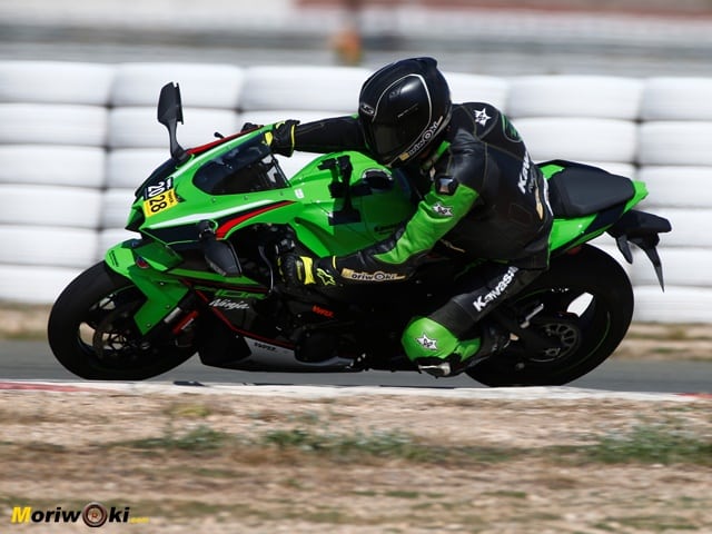 Prueba-Kawasaki-ZX-10R-paso-izda.j Prueba-Kawasaki-ZX-10R-paso-izda.j