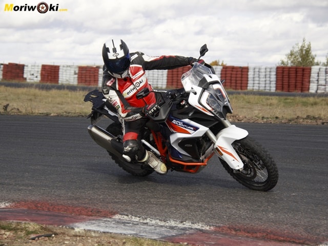 Prueba-KTM-1290-Super-Adventure-R-2021girando Prueba-KTM-1290-Super-Adventure-R-2021girando