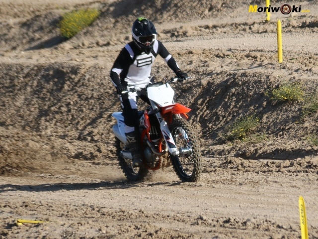 Prueba-KTM-250-SX-F-aterrizando