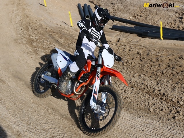 Prueba-KTM-250-SX-F-en-curva
