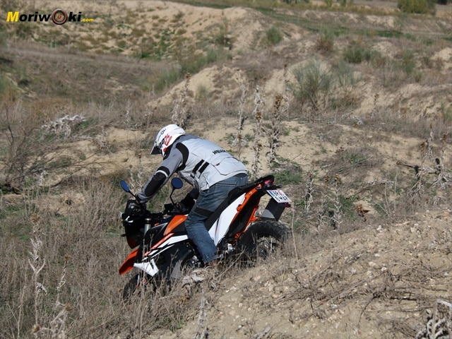 prueba-KTM-890-Adventure-R-bajada-facil.
