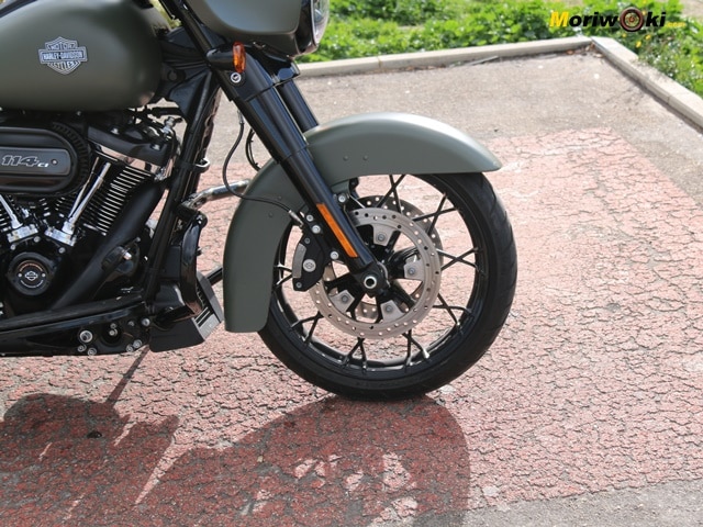 Prueba-Harley-Davidson-Street-Glide-freno Prueba-Harley-Davidson-Street-Glide-freno