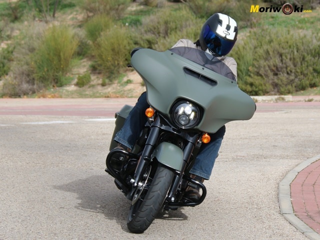 Prueba-Harley-Davidson-Street-Glide-inclinando Prueba-Harley-Davidson-Street-Glide-inclinando