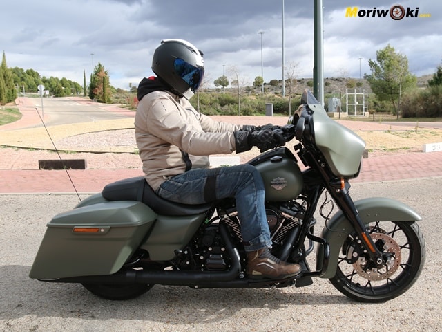Prueba-Harley-Davidson-Street-Glide-postura-conduccion Prueba-Harley-Davidson-Street-Glide-postura-conduccion