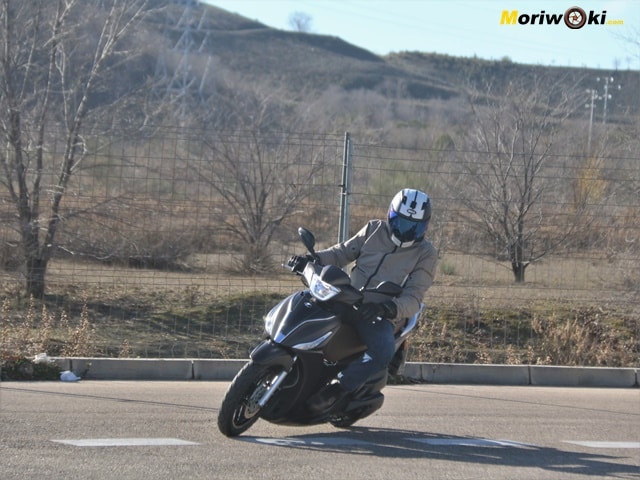 Prueba-Kymco-People-S-125i-haciendo-una-curva Prueba-Kymco-People-S-125i-haciendo-una-curva