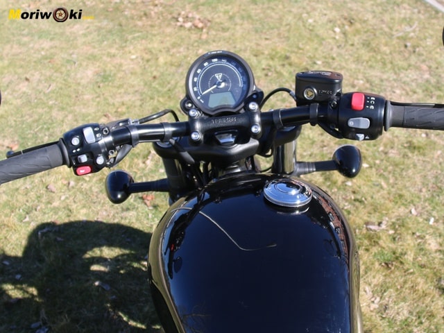 Prueba-a-fondo-Triumph-Bonneville-Bobber manillar