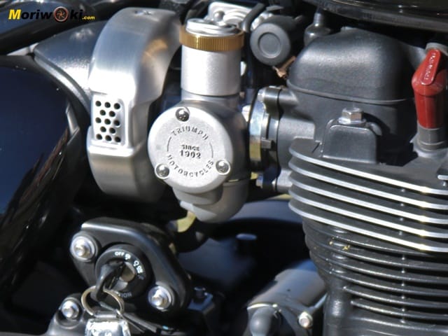 Prueba-a-fondo-Triumph-Bonneville-Bobber-carburador