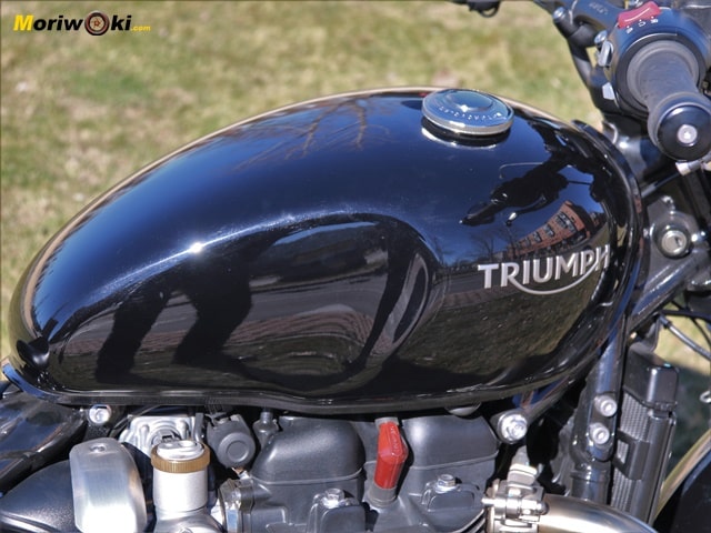 Prueba a fondo Triumph Bonneville Bobber deposito