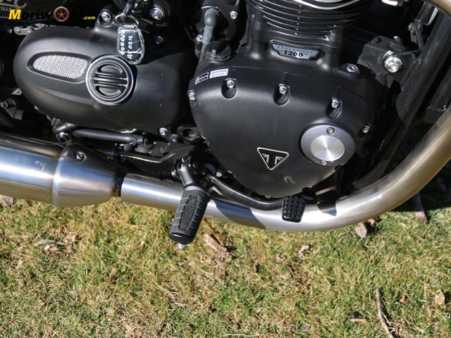 Prueba-a-fondo-Triumph-Bonneville-Bobber-estribera.
