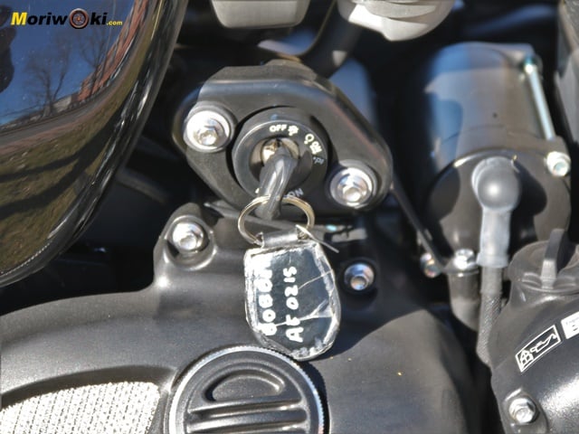 Prueba-a-fondo-Triumph-Bonneville-Bobber-llave
