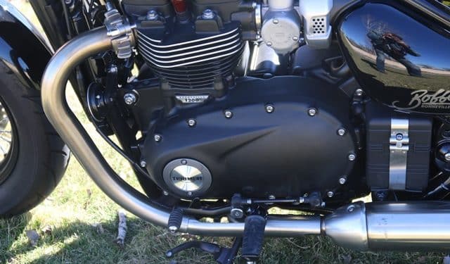 Prueba a fondo Triumph Bonneville Bobber motor lado