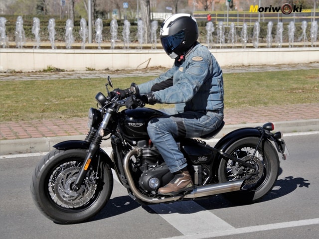 Prueba a fondo Triumph Bonneville Bobber pasando